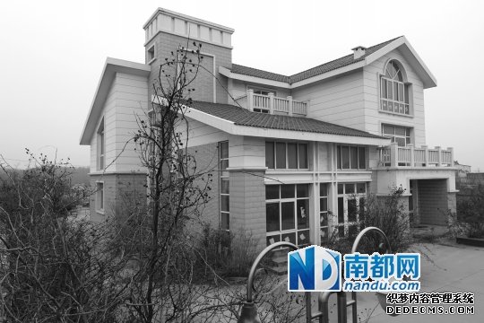 馬超群在赤土山村村委會旁的別墅，就是以“自來水維護站”的名義拿的地。
