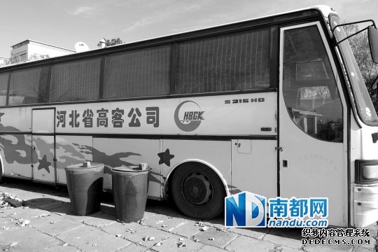 龍騰長客北戴河長途汽車站，因為和馬超群“條件沒談攏”，至今都沒再通自來水。后來又打了機井，而汽車旁放著水缸，夏天接雨水用。