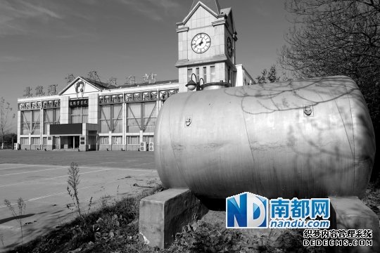 龍騰長客北戴河長途汽車站，因為和馬超群“條件沒談攏”，至今都沒再通自來水。汽車站最開始弄了兩個大罐子儲水。
