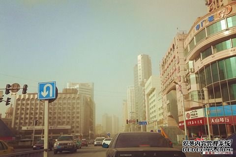 11月24日上午，大風夾雜著黃沙將烏魯木齊市籠罩。（圖片來源：亞心網(wǎng) 呂伊晗 攝）