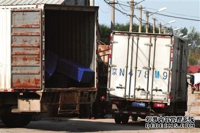 　在“基地”外，停放著幾輛等待拉豆芽的廂式貨車。