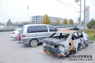 車主不僅將姥姥丟到4S店，也將自燃報廢的車扔到4S店。