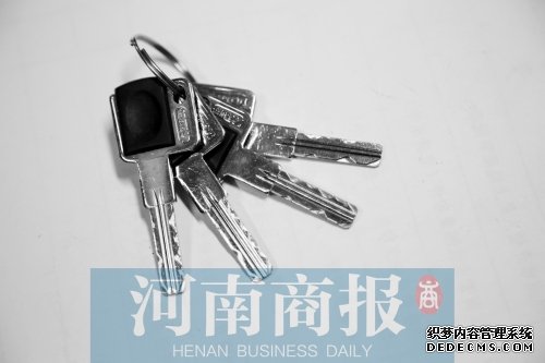 B級鎖：B級鎖鑰匙為平板鑰匙，有雙排彈子槽，從表面看，跟A級鎖不同的地方在于鑰匙面多了一排彎彎曲曲不規(guī)則的線條。