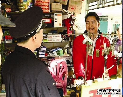 民警向祥賓路上一家開鎖店的工作人員宣傳新《條例》。