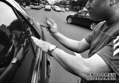 福州一車主車門被鎖 嫌開(kāi)鎖太貴撿石頭砸窗(圖)