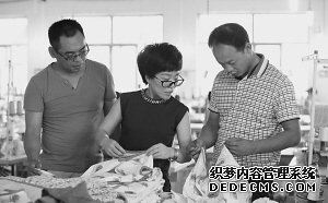 三名自主創(chuàng)業(yè)的大學(xué)生：賈金鳳(中)、馬龍祥(右)、賈連合(左)。