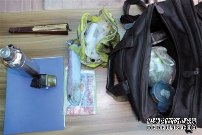 趙士軒隨身攜帶的包，里面裝的物品可以保證他隨時跟著劇組去往外地。