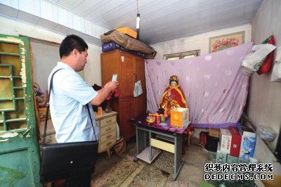 法官拍照取證。京華時報(bào)記者潘之望攝