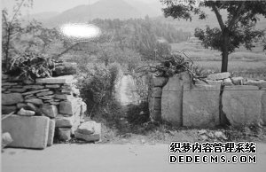 ■兒媳將老人打死后，放在了石堰下制造意外身亡假象。（警方提供）