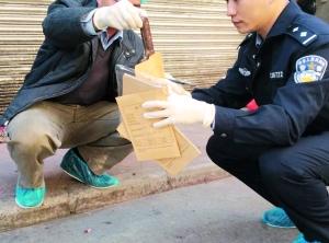 惠州警方擊斃行兇者后在現(xiàn)場取證。網(wǎng)友“西小影”供圖