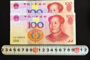 “加長(zhǎng)版”百元鈔票對(duì)比，明顯比其它鈔票長(zhǎng)一點(diǎn)，防偽線和字體的位置也不同。