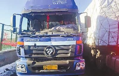 大貨車擋風玻璃破損 司機冒險裹棉被開車