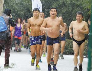 　“光豬跑”挑戰(zhàn)嚴寒，男女老少齊上陣。