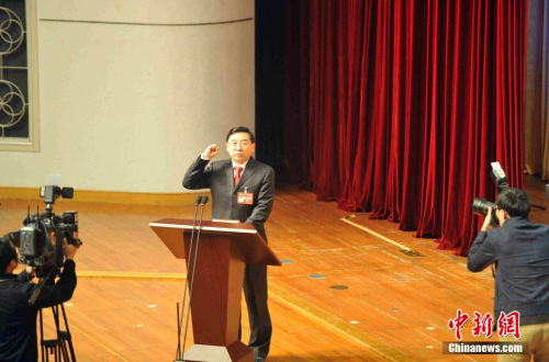 1月15日，在福建省第十二屆人民代表大會(huì)第四次會(huì)議上，于偉國(guó)當(dāng)選為新一任福建省人民政府省長(zhǎng)。張斌 攝