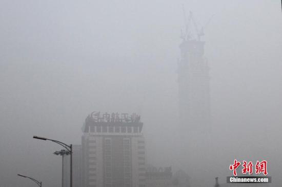 12月20日，北京CBD高樓在霧霾籠罩下若隱若現(xiàn)。中新社記者 富田 攝