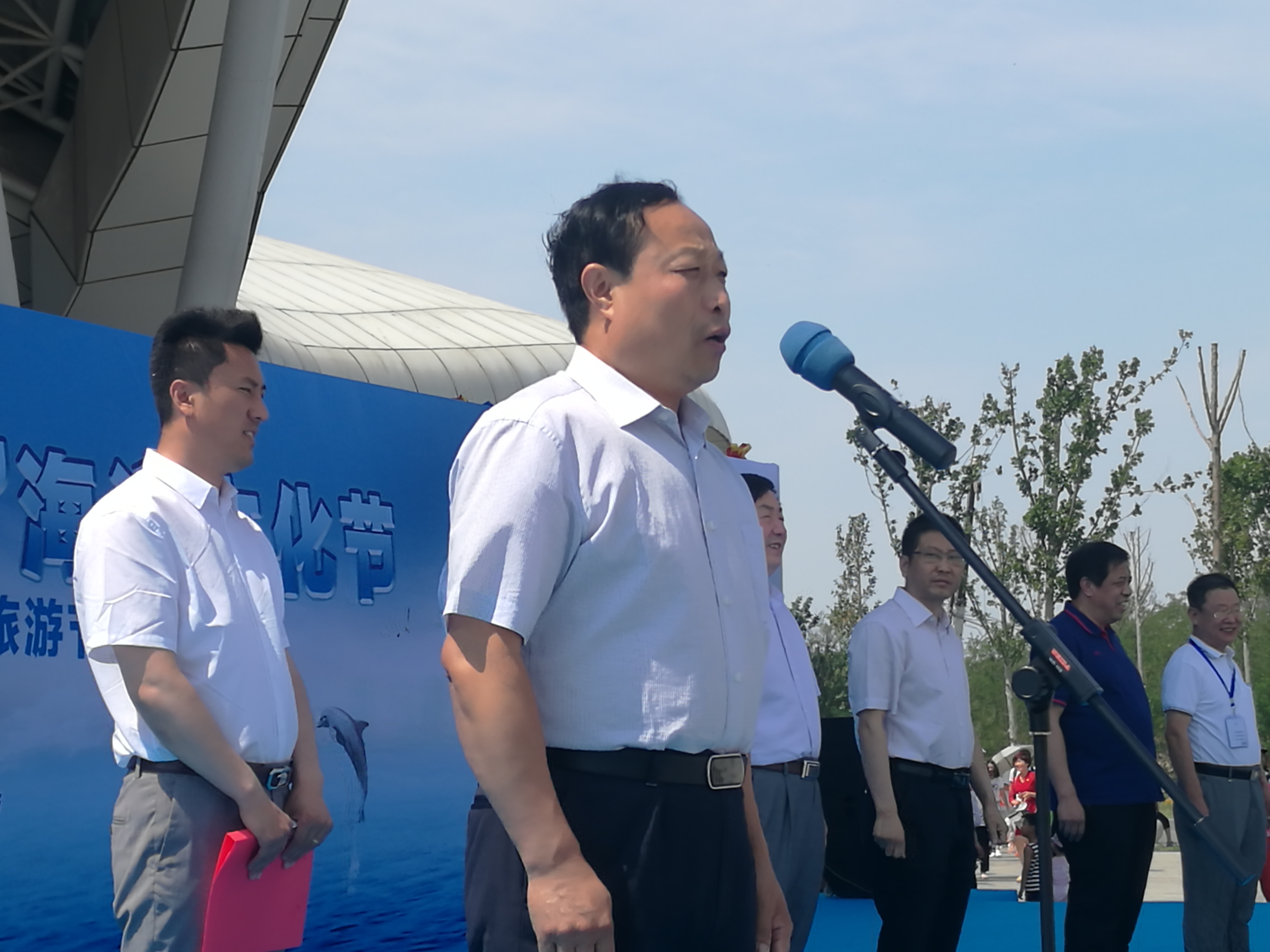 秦皇島市人大常委會(huì)副主任劉文杰宣布文化節(jié)開幕