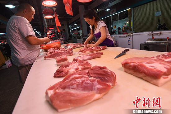 資料圖：民眾在菜市場選購豬肉。中新社記者 武俊杰 攝
