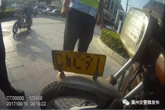 冀州交警查獲一輛無證駕駛套牌摩托車