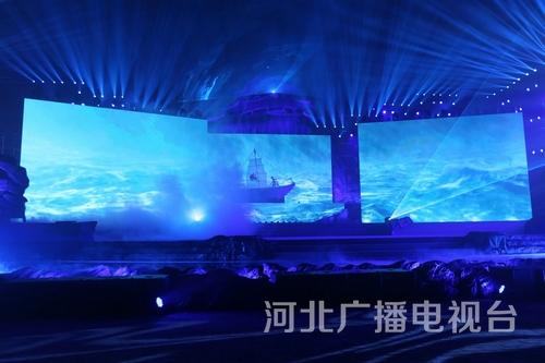 舞蹈《弄潮》。實體的道具大船揚帆在虛擬的驚濤海浪中，營造出“弄潮兒向濤頭立，手把紅旗旗不濕”的精神意境。