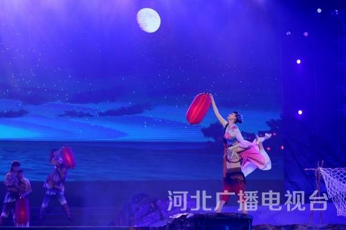舞蹈《盼歸》。一盞盞紅燈匯聚，漁家女迎接親人的平安歸來……