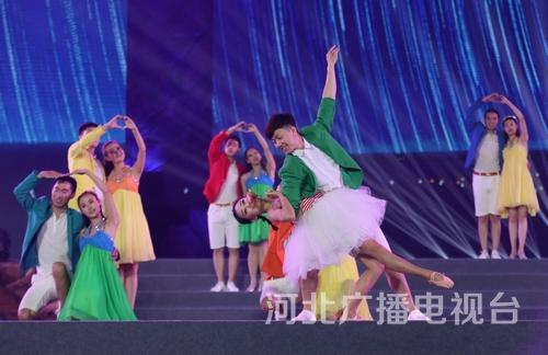 歌曲《海的戀歌》?？慈藗儗⑿腋懺谀樕?，我的海洋，我的時光，我的愛人，我的姑娘。