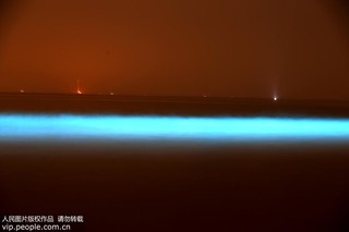2017年9月17日凌晨，在河北省秦皇島市金夢(mèng)海灣浴場(chǎng)拍攝的“熒光海”。