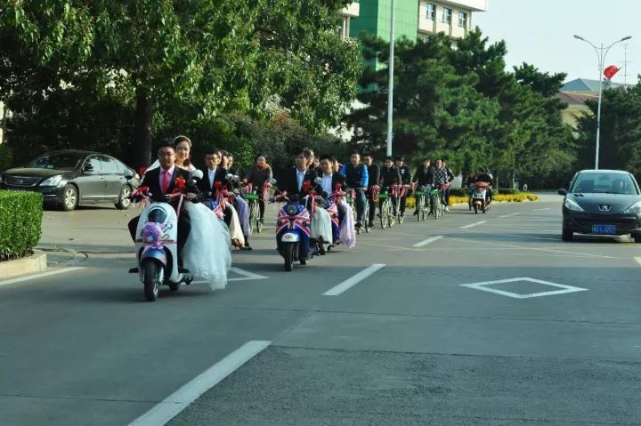秦皇島街頭現(xiàn)共享單車婚禮 別樣創(chuàng)意驚艷海濱！