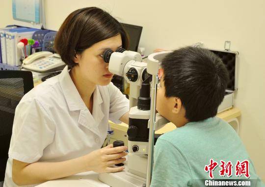 資料圖為孩子接受眼健康檢查。