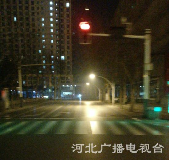 今晨6點(diǎn)，石家莊市裕華路與中華大街附近街景。（張若晨 攝）