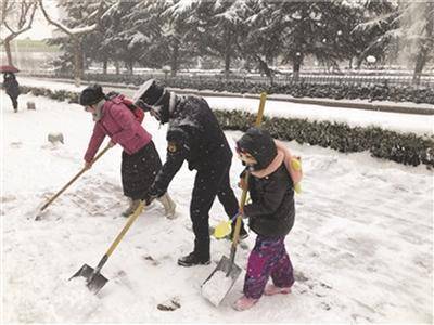韓軍一家三口在掃雪。 魏劍 攝