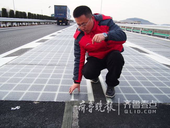 工程人員介紹路面結(jié)構(gòu)和破壞情況。