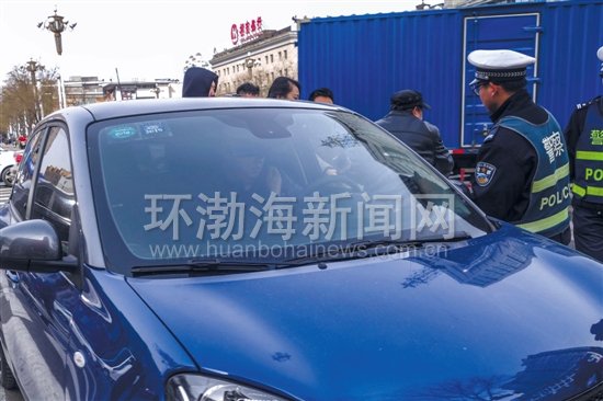 圖為交警對一位在駕駛途中接打電話的司機(jī)進(jìn)行處罰。記者 趙亮 攝