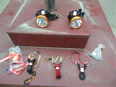 圖為被查獲的捕鳥工具。