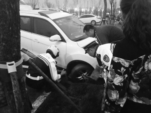 交警正在幫忙移出被困車輛。（謝華聰供圖）
